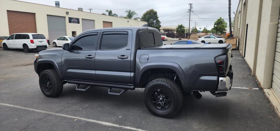 Rough Country 45716501A Tri Fold Aluminum Tonneau Cover for 2016-2023 Toyota Tacoma (5' Bed)