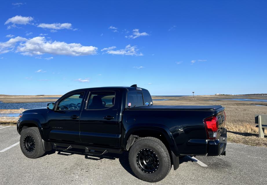 Rough Country 45716501A Tri Fold Aluminum Tonneau Cover for 2016-2023 Toyota Tacoma (5' Bed)