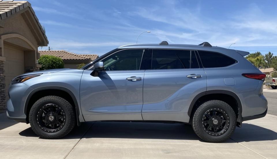 Rough Country 2" Lift Kit for 2020 Toyota Highlander 4WD