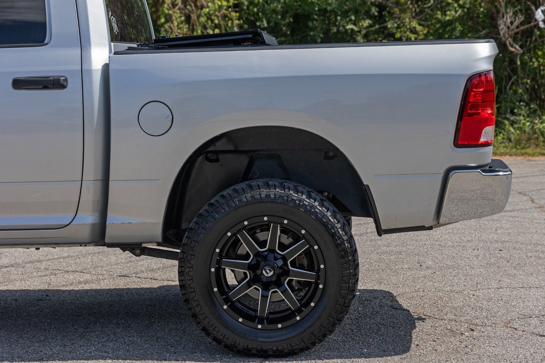 Rough Country 49319550 Tri Fold Aluminum Hard Tonneau Cover for 2009-2018 Ram 1500 (5.7" Bed)