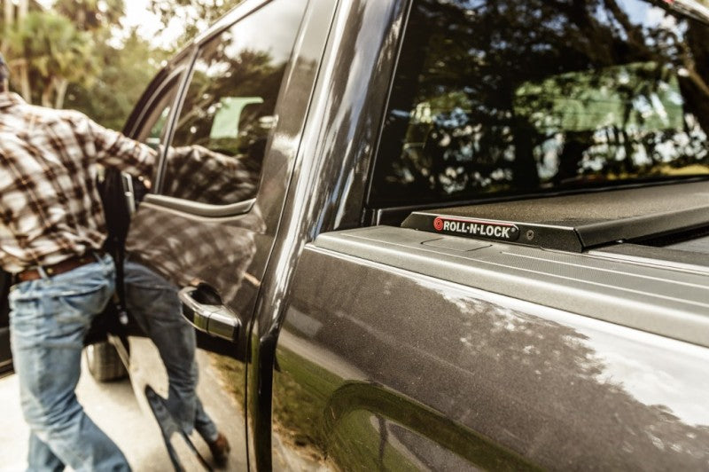 Roll-N-Lock 16-18 Toyota Tacoma Double Cab SB 60-1/2in A-Series Retractable Tonneau Cover