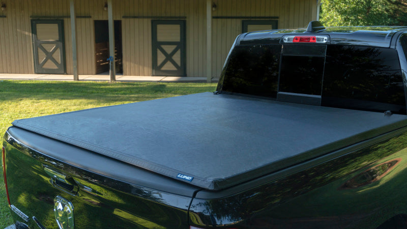 Lund 99-17 Ford F-250 Super Duty (6.5ft. Bed) Genesis Tri-Fold Tonneau Cover - Black