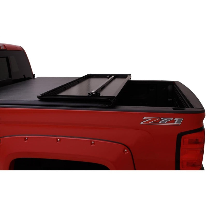 Lund 2022 Toyota Tundra 5.7ft Bed Hard Fold Tonneau (w/o Trck Adpt Kit + w/o Trl Spcl Edtn Bx)